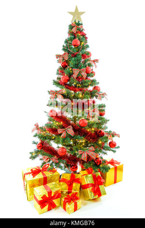 Luxus goldfarbenen Geschenke mit rotem Band unter einen schönen, großen Weihnachtsbaum mit roten Kugeln, Schleifen und Lichter auf weißem Hintergrund. Stockfoto