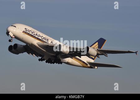 Singapore Airlines airbus a380 9 v-Skd klettern aus London Heathrow Stockfoto