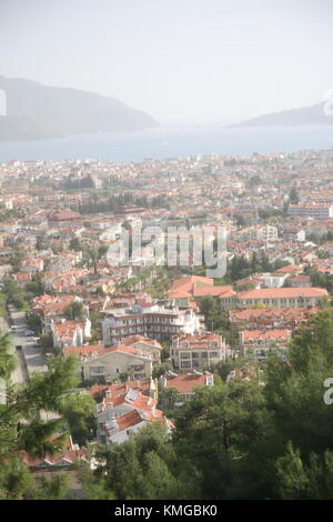 Die Türkei, Marmaris, Ansicht von Armutalen mountian, mit honigtau Pinien. Stockfoto