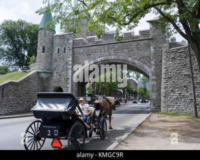 Pferdekutsche durch die Saint Louis Tor, Vieux Quebec, Altstadt, Quebec City, Kanada. Stockfoto