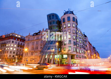 Tanzendes Haus (genannt Ginger nad Fred) in Prag, tschechische Republik. von vlado milunic und Frank Gehry in 1992-1996 gebaut. Nacht Foto. Stockfoto