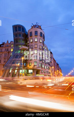 Tanzendes Haus (genannt Ginger nad Fred) in Prag, tschechische Republik. von vlado milunic und Frank Gehry in 1992-1996 gebaut. Nacht Foto. Stockfoto