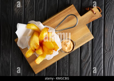 Snack für Bier. gebratene Scheiben von Kartoffeln mit Sauce in Metall backet serviert. Stockfoto