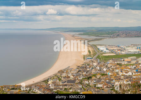 Blick von der South West Coast Path in Richtung Fortuneswell und Chesil Beach, Insel von Portland, Jurassic Coast, Dorset, Großbritannien - mit Wolken über Weymouth i Stockfoto