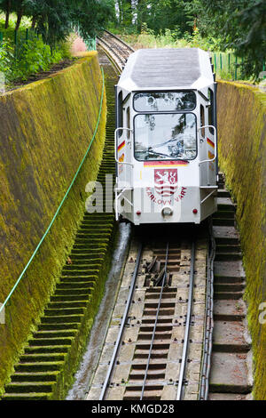 Karlsbad, Tschechische Republik - 6. Juni 2013: der historischen Zahnradbahn Seilbahn zum Aussichtsturm Diana am 6. Juni 2013, Kurstadt Karlovy var Stockfoto