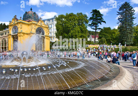 In Marianske Lazne, Tschechische Republik - 29.August 2012: Die singende Brunnen und einzigartigen gusseisernen Kolonnade. Spa für die Eintragung in die Unesco lis nominiert Stockfoto