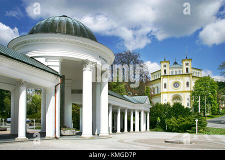 In Marianske Lazne, Tschechische Republik - 19 Mai, 2012: carolina Sprudelkolonnade im historischen Stadtzentrum. Spa für die Eintragung in die UNESCO-Liste nominiert. Stockfoto