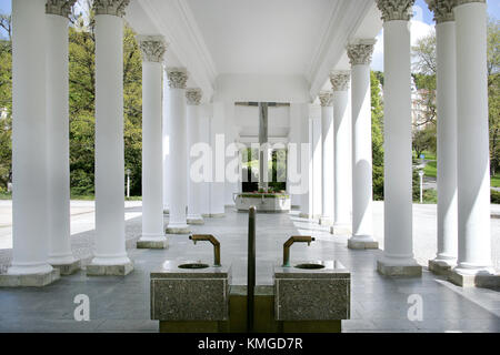 In Marianske Lazne, Tschechische Republik - 19 Mai, 2012: carolina Sprudelkolonnade im historischen Stadtzentrum. Spa für die Eintragung in die UNESCO-Liste nominiert. Stockfoto