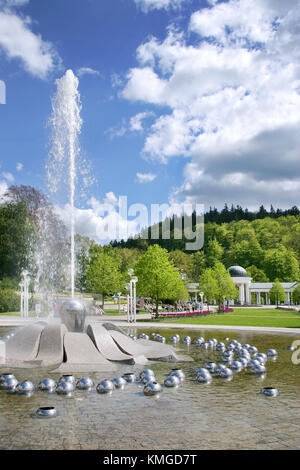 In Marianske Lazne, Tschechische Republik - 19 Mai, 2012: Die singende Brunnen. Spa für die Eintragung in die UNESCO-Liste nominiert. Stockfoto