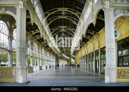 In Marianske Lazne, Tschechische Republik - 29.August 2012: Einzigartige Gusseisen Sprudelkolonnade 1818 gebaut. spa nominiert für die Eintragung in die Unesco Liste. Stockfoto