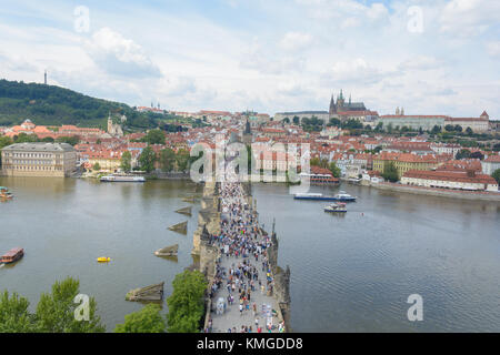 Die Karlsbrücke und die Prager Burg von Old Town Bridge Tower gesehen Stockfoto