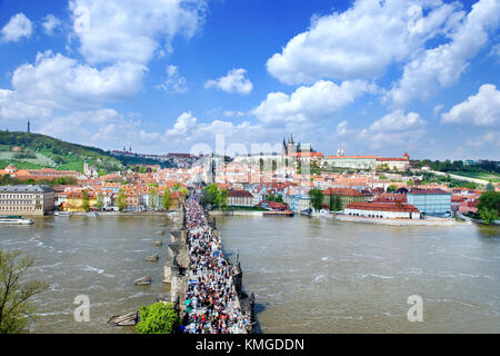 Prag, Tschechische Republik - 05.Mai 2013: Charles Bridge, Moldau, Kleinseite und Prager Burg, Prag (unesco), Tschechische Republik Stockfoto