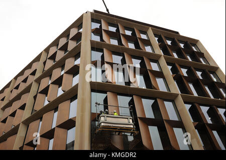 Fensterputzer Die Bloomberg europäischen Hauptsitz am 2 Queen Victoria St, London in England reinigen. Das Gebäude wurde von Norman Foster entworfen Stockfoto