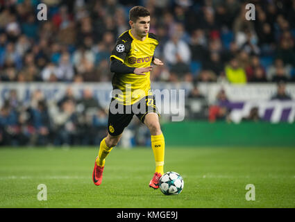 Madrid, Spanien. Dezember 2017. Dortmunder Christian Pulisic während des Champions-League-Fußballspiels zwischen Real Madrid und Borussia Dortmund im Estadio Santiago Bernabéu in Madrid, Spanien, 06. Dezember 2017. Quelle: Bernd Thissen/dpa/Alamy Live News Stockfoto