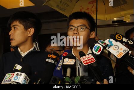 Hongkong, China. 7 Dez, 2017. Urteil prominenter pro-demokratischen Aktivisten Josua Wong (r), die mit der Missachtung des Gerichts geladen ist später zu Tage verschoben worden ist. 7-Dez 2017. Hong Kong. Zuma/liau Chung ren Credit: liau Chung ren/zuma Draht/alamy leben Nachrichten Stockfoto