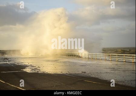 Aberystwyth Wales uk, uk Wetter Donnerstag, 07. Dezember 2017: Der südliche Rand der Sturm Caroline, mit Winde, die zwischen 40 und 60 mph, riesige Wellen bringt Absturz ins Meer Abwehr in Aberystwyth, Ceredigion, West Wales uk. sehr kalt und winterlich das Wetter für die nächsten Tage prognostiziert wird, mit viel Schnee und eisigen Bedingungen aus dem Norden ausbreitet. Met Office 'Warnungen gelb" ausgestellt worden sind, und es besteht die Gefahr der Unterbrechung in vielen Bereichen Foto © Keith Morris/alamy live Nachrichten reisen Stockfoto