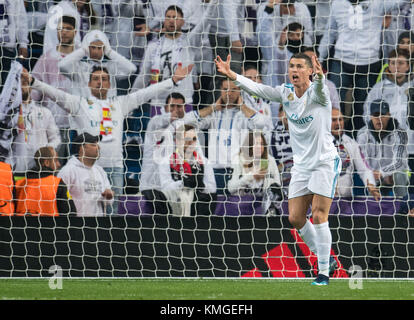 Madrid, Spanien. Dezember 2017. Madrids Cristiano Ronaldo während des Champions-League-Fußballspiels zwischen Real Madrid und Borussia Dortmund im Estadio Santiago Bernabéu in Madrid, Spanien, 06. Dezember 2017. Quelle: Bernd Thissen/dpa/Alamy Live News Stockfoto