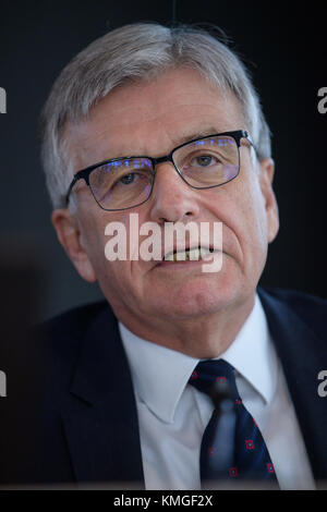 Stuttgart, Deutschland. Dezember 2017. Hubert Lienhard, Vorsitzender der Konzernleitung der Voith GmbH, spricht während einer Pressekonferenz zum Jahressaldo des Unternehmens in Stuttgart, Deutschland, 7. Dezember 2017. Quelle: Sebastian Gollnow/dpa/Alamy Live News Stockfoto