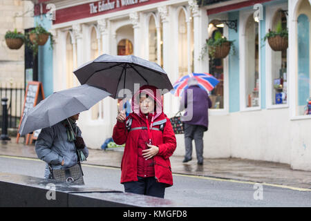 Windsor, UK, 7. Dezember, 2017. Besucher Schloss trotzen dem Regen als Sturm caroline Ansätze zu Windsor. Stockfoto