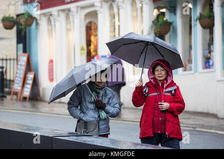 Windsor, UK, 7. Dezember, 2017. Besucher Schloss trotzen dem Regen als Sturm caroline Ansätze zu Windsor. Stockfoto