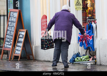 Windsor, UK, 7. Dezember, 2017. Besucher Schloss trotzen dem Regen als Sturm caroline Ansätze zu Windsor. Stockfoto