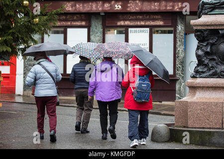 Windsor, UK, 7. Dezember, 2017. Besucher Schloss trotzen dem Regen als Sturm caroline Ansätze zu Windsor. Stockfoto