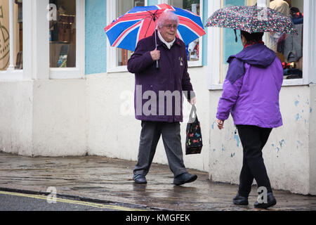 Windsor, UK, 7. Dezember, 2017. Besucher Schloss trotzen dem Regen als Sturm caroline Ansätze zu Windsor. Stockfoto