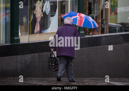 Windsor, UK, 7. Dezember, 2017. Besucher Schloss trotzen dem Regen als Sturm caroline Ansätze zu Windsor. Stockfoto