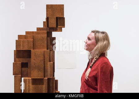 London, Großbritannien. Vom 7. Dezember 2017. Ein Mitarbeiter Ansichten' Blick III", 2016, von Antony Gormley in einer Vorschau von 'Aus dem Leben', eine besondere Ausstellung in der Königlichen Akademie untersuchen, was die Kunst vom Leben zum Künstler in der Geschichte bedeutet hat und wie die Praxis entwickelt hat, da die Technologie neue Möglichkeiten der Schaffung von Kunstwerken wird geöffnet. Die Ausstellung läuft vom 11. Dezember bis 11. März 2018. Credit: Stephen Chung/Alamy leben Nachrichten Stockfoto