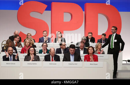 Bundesparteitag der SPD am 07.12.2017 in Berlin. In den ersten Reihen sitzen der SPD-Parteivorsitzende, Martin Schulz (l-r), die SPD Fraktionsvorsitzenden, Andrea Nahles, Hamburgs Bürgermeister Olaf Scholz (SPD), Bundestagsabgeordnete Hubertus Heil (SPD) und Malu Dreyer (SPD), Ministerpräsidentin von Rheinland-Pfalz. WEITERE Parteimitglieder der SPD sitzt in den Reihen dahinter. Foto: Michael Kappeler/dpa Stockfoto