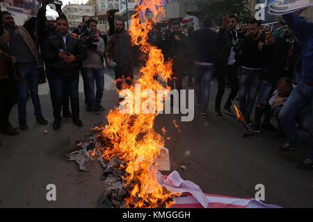 Gaza-Stadt, Gazastreifen, Palästinensische Autonomiegebiete. Dezember 2017. Palästinenser verbrennen eine israelische Flagge und eine US-Flagge während eines Protestes gegen Trumps Entscheidung, Jerusalem als Hauptstadt Israels anzuerkennen, in Gaza City 7. Dezember 2017 Quelle: Ashraf Amra/APA Images/ZUMA Wire/Alamy Live News Stockfoto