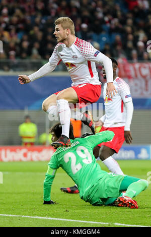 Leipzig, Deutschland. Dezember 2017. Der Leipziger Timo Werner im Kampf gegen Istanbuls Torhüterin Tolga Zengin während des Champions-League-Fußballspiels zwischen RB Leipzig und Besiktas Istanbul in der Red Bull Arena in Leipzig am 6. Dezember 2017. Quelle: Jan Woitas/dpa-Zentralbild/dpa/Alamy Live News Stockfoto