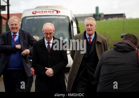 Brexit: Chris Chope MP, Pat McFadden MP und Hilary Benn MP, Mitglieder des House of Commons Brexit Committee, über eine Fact Finding Mission in Middletown, Co. Armagh an der Grenze zwischen Nordirland und der Republik Irland. Stockfoto