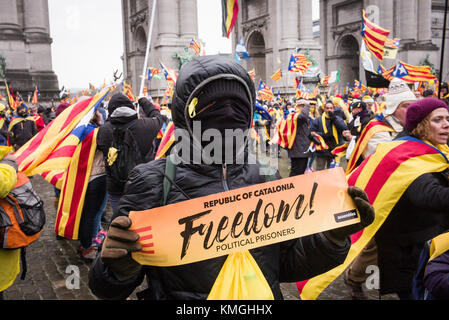 Brüssel, Belgien Dezember 2017. "Europa: Wach auf! Lassen Sie uns für Demokratie eintreten. Die Katalanen halten den Protest in Brüssel, Belgien, ab 07.12.2017 rund 45000 pro-katalanische Unabhängigkeitsproteste sind außerhalb der EU-Institutionen in Brüssel auf die Straße gegangen, um die Sache der separatistischen spanischen Region zu unterstützen. Von Wiktor Dabkowski | Nutzung weltweit Credit: dpa/Alamy Live News Stockfoto