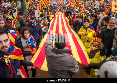 Brüssel, Belgien Dezember 2017. "Europa: Wach auf! Lassen Sie uns für Demokratie eintreten. Die Katalanen halten den Protest in Brüssel, Belgien, ab 07.12.2017 rund 45000 pro-katalanische Unabhängigkeitsproteste sind außerhalb der EU-Institutionen in Brüssel auf die Straße gegangen, um die Sache der separatistischen spanischen Region zu unterstützen. Von Wiktor Dabkowski | Nutzung weltweit Credit: dpa/Alamy Live News Stockfoto