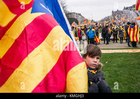 Brüssel, Belgien Dezember 2017. "Europa: Wach auf! Lassen Sie uns für Demokratie eintreten. Die Katalanen halten den Protest in Brüssel, Belgien, ab 07.12.2017 rund 45000 pro-katalanische Unabhängigkeitsproteste sind außerhalb der EU-Institutionen in Brüssel auf die Straße gegangen, um die Sache der separatistischen spanischen Region zu unterstützen. Von Wiktor Dabkowski | Nutzung weltweit Credit: dpa/Alamy Live News Stockfoto