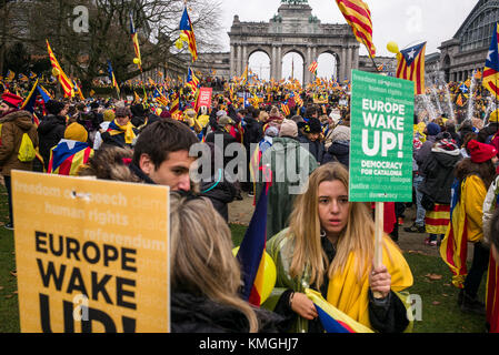 Brüssel, Belgien Dezember 2017. "Europa: Wach auf! Lassen Sie uns für Demokratie eintreten. Die Katalanen halten den Protest in Brüssel, Belgien, ab 07.12.2017 rund 45000 pro-katalanische Unabhängigkeitsproteste sind außerhalb der EU-Institutionen in Brüssel auf die Straße gegangen, um die Sache der separatistischen spanischen Region zu unterstützen. Von Wiktor Dabkowski | Nutzung weltweit Credit: dpa/Alamy Live News Stockfoto