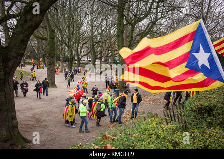 Brüssel, Belgien Dezember 2017. "Europa: Wach auf! Lassen Sie uns für Demokratie eintreten. Die Katalanen halten den Protest in Brüssel, Belgien, ab 07.12.2017 rund 45000 pro-katalanische Unabhängigkeitsproteste sind außerhalb der EU-Institutionen in Brüssel auf die Straße gegangen, um die Sache der separatistischen spanischen Region zu unterstützen. Von Wiktor Dabkowski | Nutzung weltweit Credit: dpa/Alamy Live News Stockfoto