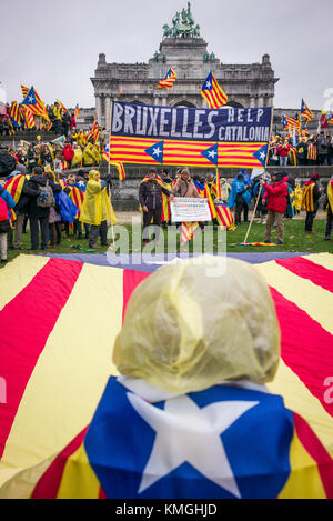 Brüssel, Belgien Dezember 2017. "Europa: Wach auf! Lassen Sie uns für Demokratie eintreten. Die Katalanen halten den Protest in Brüssel, Belgien, ab 07.12.2017 rund 45000 pro-katalanische Unabhängigkeitsproteste sind außerhalb der EU-Institutionen in Brüssel auf die Straße gegangen, um die Sache der separatistischen spanischen Region zu unterstützen. Von Wiktor Dabkowski | Nutzung weltweit Credit: dpa/Alamy Live News Stockfoto