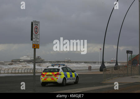 Blackpool, Großbritannien. 07 Dez, 2017. Ein polizeifahrzeug in der Fußgängerzone am Meer parkten wie Stürme bringt eine Flut, Blackpool, Lancashire, 7. Dezember 2017 (C) Barbara Cook/Alamy Live News Credit: Barbara Koch/Alamy leben Nachrichten Stockfoto