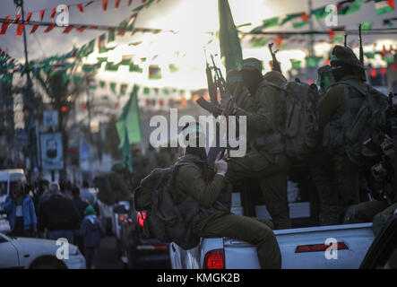 Gaza, Palästina . Dezember 2017. Bewaffnete Mitglieder der Izz ad-DIN al-Qassam-Brigaden, des militärischen Flügels der palästinensischen islamistischen Hamas-Bewegung, nehmen am 07. Dezember 2017 in Gaza-Stadt, im Gazastreifen und in den Palästinensischen Gebieten Teil. Trumps Anerkennung Jerusalems als Hauptstadt Israels hat weltweit weit verbreitete Verurteilung und Wut auf sich gezogen. Foto: Wissam Nassar/dpa Credit: dpa Picture Alliance/Alamy Live News Stockfoto