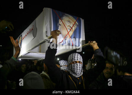 Gaza, Palästina . Dezember 2017. Fatah-Demonstranten tragen einen Sarg mit einem Bild von US-Präsident Donald Trump während eines Protestes in Gaza-Stadt, Gaza-Streifen, den Palästinensischen Gebieten, 07. Dezember 2017. Trumps Anerkennung Jerusalems als Hauptstadt Israels hat weltweit weit verbreitete Verurteilung und Wut auf sich gezogen. Foto: Wissam Nassar/dpa Credit: dpa Picture Alliance/Alamy Live News Stockfoto