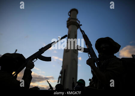 Gaza, Palästina . Dezember 2017. Bewaffnete Mitglieder der Izz ad-DIN al-Qassam-Brigaden, des militärischen Flügels der palästinensischen islamistischen Hamas-Bewegung, nehmen am 07. Dezember 2017 an einem Protest in Beit Hanoun, Gaza-Streifen, den Palästinensischen Gebieten Teil. Trumps Anerkennung Jerusalems als Hauptstadt Israels hat weltweit weit verbreitete Verurteilung und Wut auf sich gezogen. Foto: Wissam Nassar/dpa Credit: dpa Picture Alliance/Alamy Live News Stockfoto