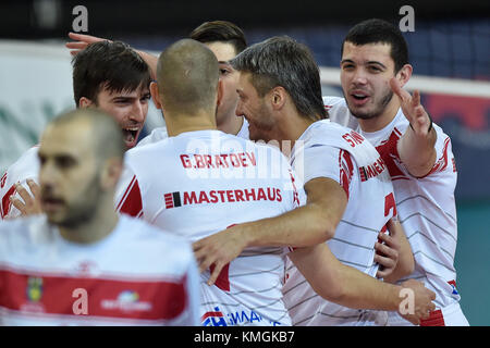 Liberec, Tschechische Republik. 07 Dez, 2017 burgas Spieler feiern den ersten Sieg in der 2018 CEV Volleyball Champions League - Männer eingestellt, 3. Lauf, Qualifikation vk Dukla Liberec - neftochimik Burgas in Liberec, Tschechische Republik, am 7. Dezember 2017. Credit: Radek petrásek/ctk Photo/alamy leben Nachrichten Stockfoto