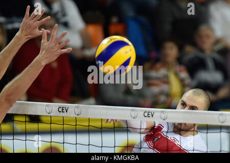 Liberec, Tschechische Republik. 07 Dez, 2017. Valentin bratojev von Burgas in Aktion während der 2018 CEV Volleyball Champions League - Männer, 3. Lauf, Qualifikation vk Dukla Liberec - neftochimik Burgas in Liberec, Tschechische Republik, am 7. Dezember 2017. Credit: Radek petrásek/ctk Photo/alamy leben Nachrichten Stockfoto