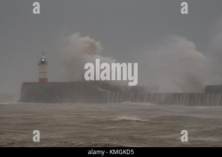 Newhaven, East Sussex, UK..7. Dezember 2017..Southern Extremitities of Storm Caroline bringt starke Winde, Regen & sehr abgehackte See an die Küste von Sussex... Stockfoto
