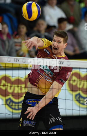 Liberec, Tschechische Republik. 07 Dez, 2017. jan stokr von Dukla in Aktion während der 2018 CEV Volleyball Champions League - Männer, 3. Lauf, Qualifikation vk Dukla Liberec - neftochimik Burgas in Liberec, Tschechische Republik, am 7. Dezember 2017. Credit: Radek petrásek/ctk Photo/alamy leben Nachrichten Stockfoto