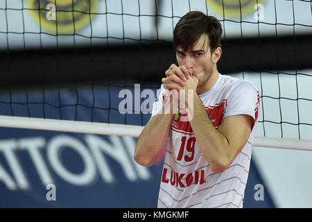 Liberec, Tschechische Republik. 07 Dez, 2017. Nikolaj Kartev von Burgas in Aktion während der 2018 CEV Volleyball Champions League - Männer, 3. Lauf, Qualifikation vk Dukla Liberec - neftochimik Burgas in Liberec, Tschechische Republik, am 7. Dezember 2017. Credit: Radek petrásek/ctk Photo/alamy leben Nachrichten Stockfoto