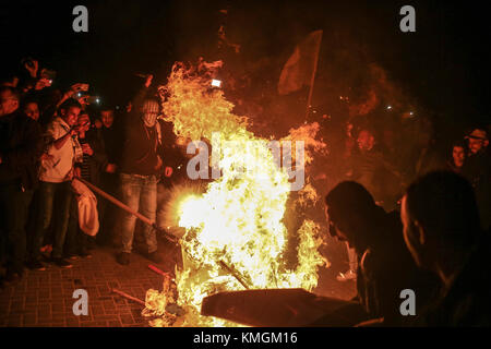 Gaza, Palästina . Dezember 2017. Fatah-Anhänger verbrennen Bilder von US-Präsident Donald Trump während eines Protestes in Gaza-Stadt, Gaza-Streifen, den Palästinensischen Gebieten, 07. Dezember 2017. Trumps Anerkennung Jerusalems als Hauptstadt Israels hat weltweit weit verbreitete Verurteilung und Wut auf sich gezogen. Foto: Wissam Nassar/dpa Credit: dpa Picture Alliance/Alamy Live News Stockfoto