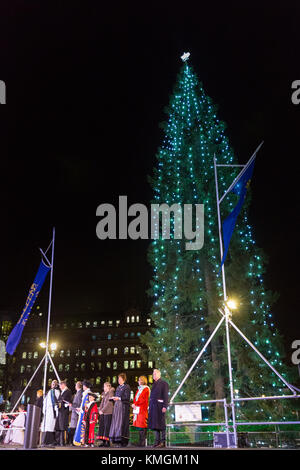 Trafalgar Square, London, 7. Dez 2017. Der Baum steht in der Mitte des Platzes. Die jährlichen Trafalgar Square Weihnachtsbaum Beleuchtung Zeremonie findet auf dem Platz, mit Touristen und Einheimische, die das Londoner beobachten die offizielle Einschalten, sowie Weihnachtslieder und Chorgesang in festlicher Atmosphäre. Credit: Imageplotter Nachrichten und Sport/Alamy leben Nachrichten Stockfoto